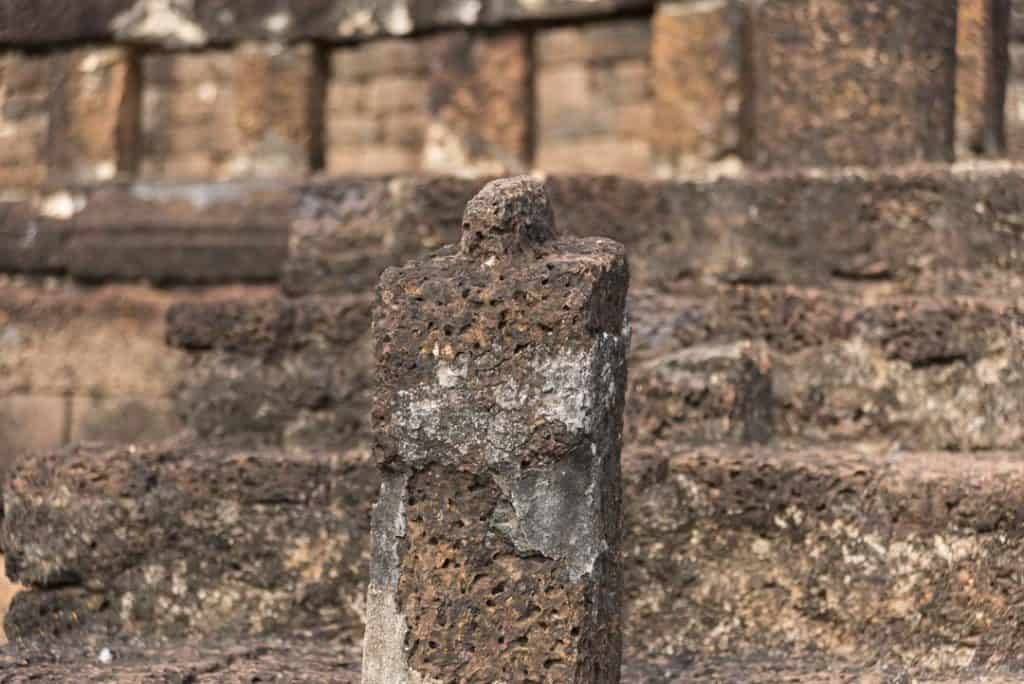 Säule des Treppengeländers am Aufgang des Chedis von Wat CHang Lom