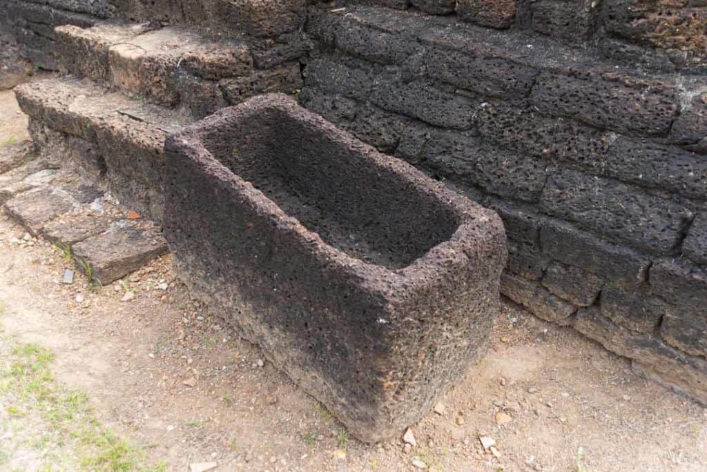 Fußwaschbecken rechts und links neben der Treppe zur zweiten Ebene im Wat Chang Lom