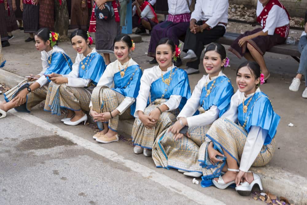 Gruppe hübscher Thailänderinnen sitzen auf dem Bordstein
