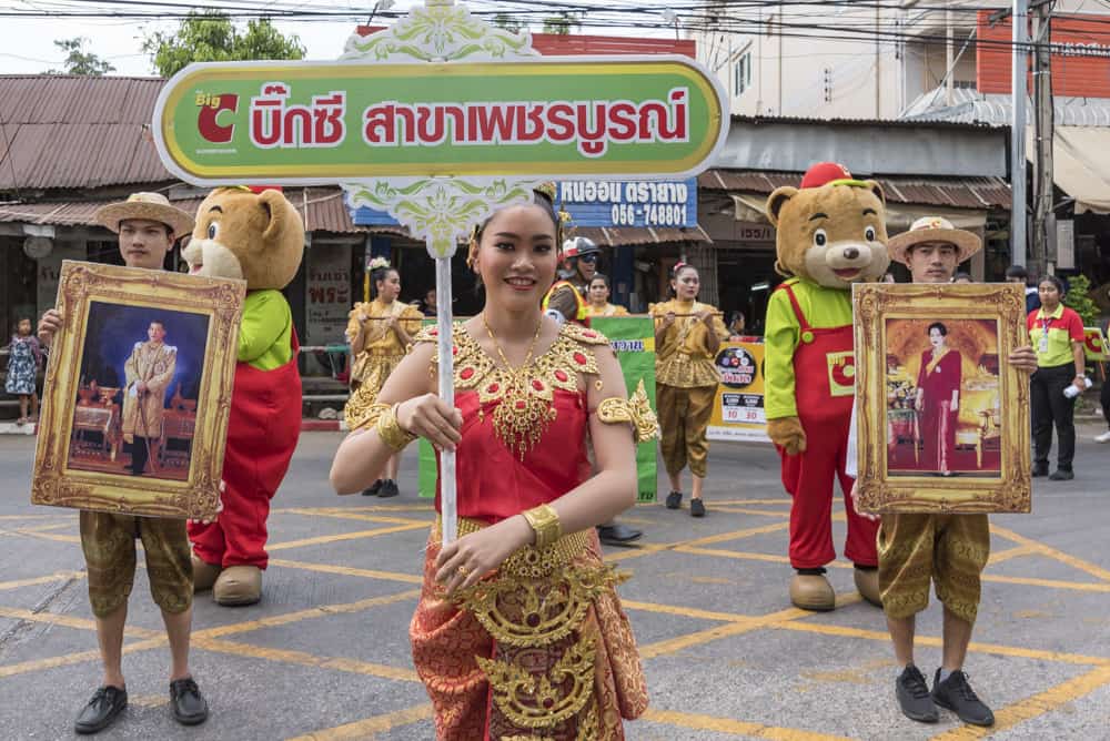 Fußgruppe des Handelsunternehmens Big C aus Thailand beim Umzug in Phetchabun