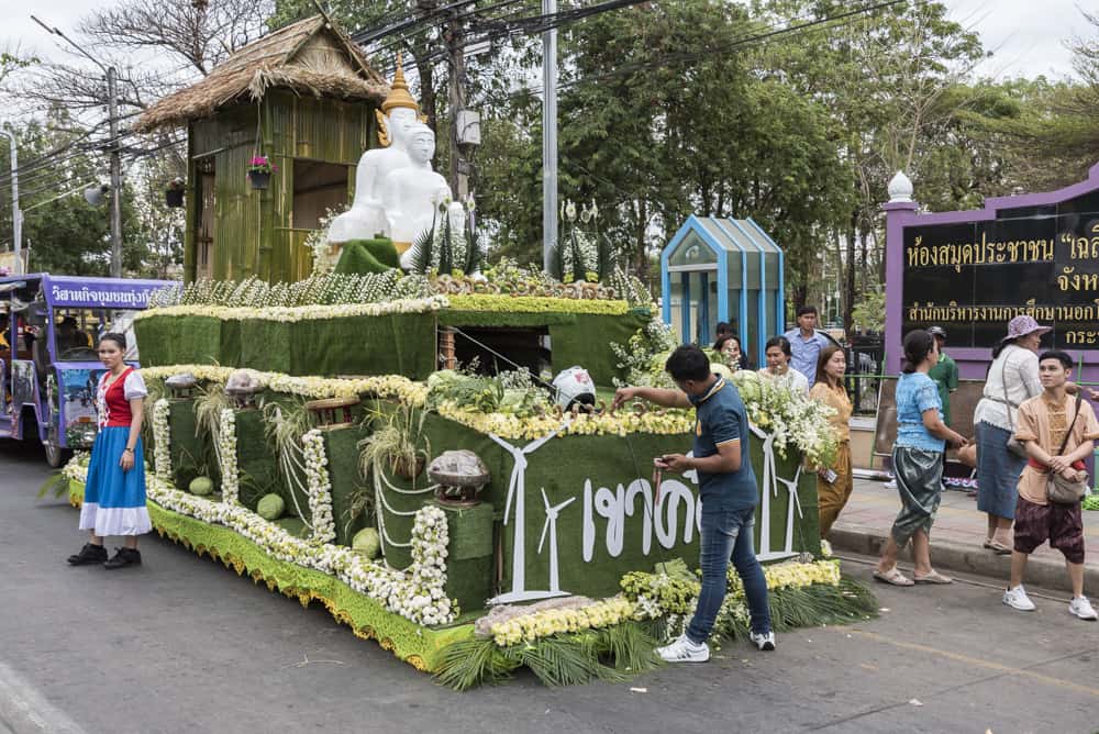 Festwagen werden für den Umzug in Phetchabun präpariert