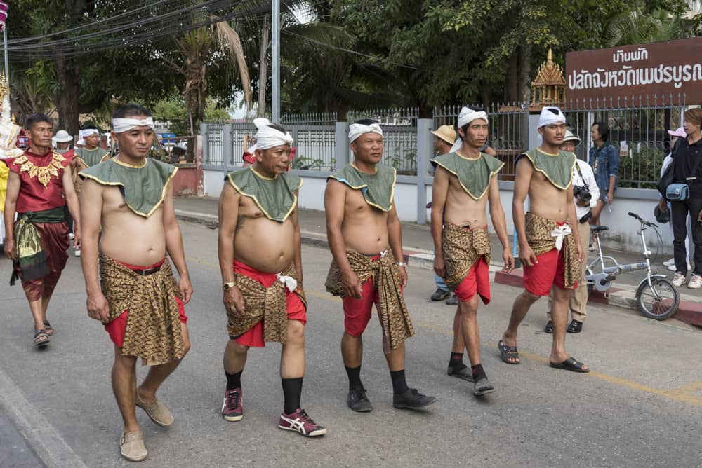 Thailändische Männer mit freiem Oberkörper mit etwas mehr Bauchspeck beim Tamarinden Festival in Phetchabun