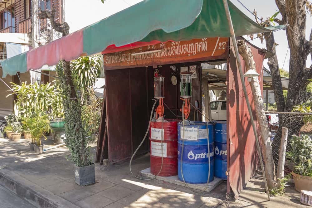 Kleine Holzbude als Tankstelle in Thailand