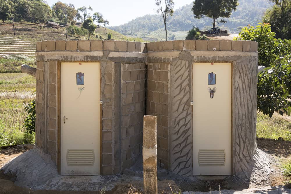 Zwei runde Toiletten irgendwo in Thailand