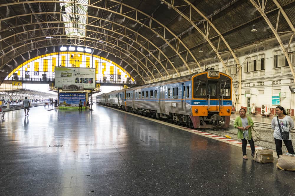 Haupthalle mit Zug im Hauptbahnhof in Bangkok