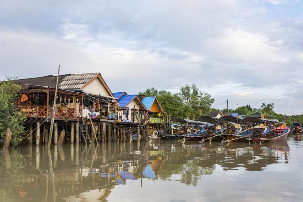 Thailändisches Dorf am Morgen