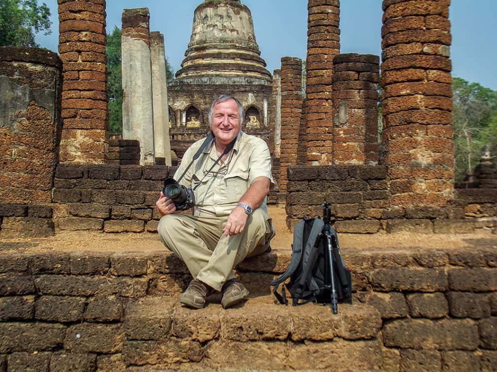 Fotograf und Weltreisender Reiner Kerner sitzt auf den Treppen von Wat Chang Lom in Si Satchanalai