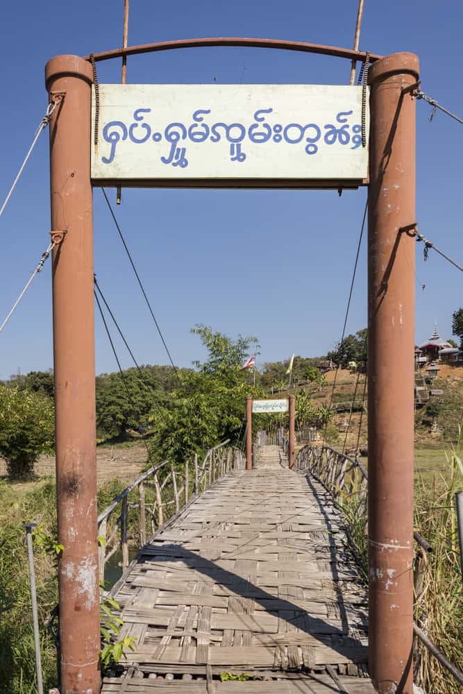 Der Eingang auf die Bambsbrücke in der Nähe von Pai - Thailand - Sehenswürdigkeiten rund um Mae Hong Son