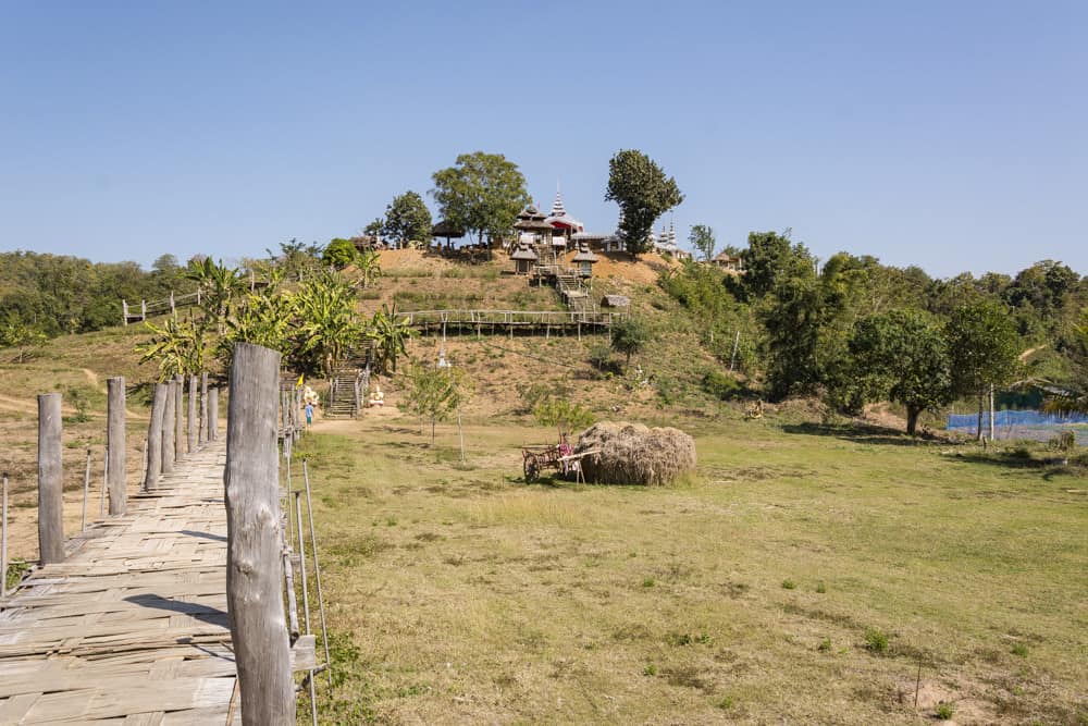 Der Bergtempel ist das Ziel der Bambusbrücke und eines der Sehenswürdigkeiten rund um Mae Hong Son und Pai 