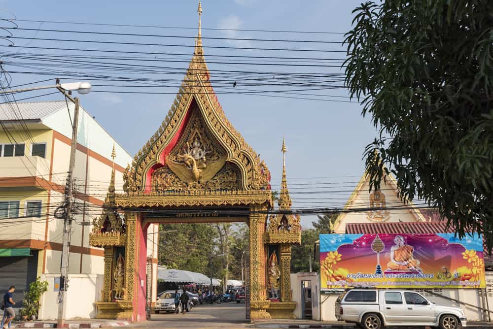 Der sonst so ruhige Eingang zum Wat Phet Wararam