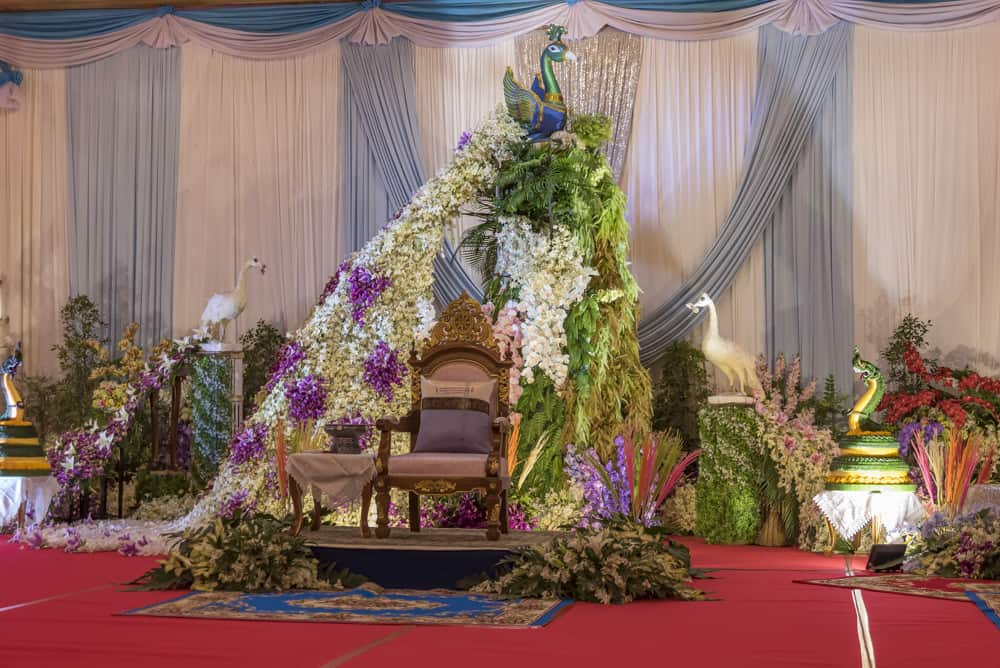 Pfauenthron zu Ehren des Geburtstages des Mönches mit prachtvollem Blumenschmuck