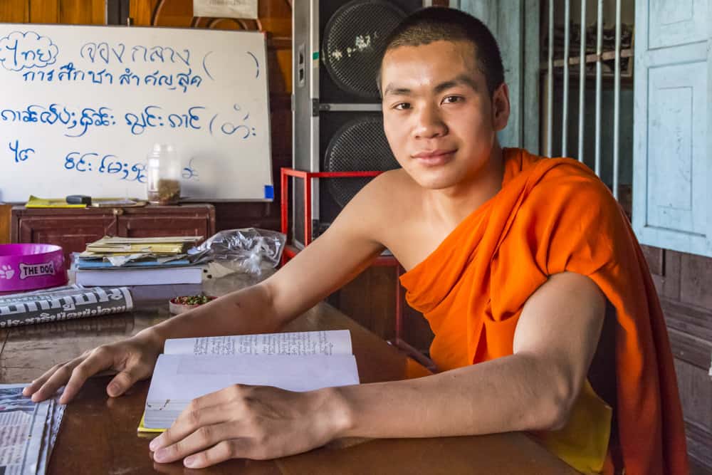 Mönch beim Studium der Schriften Buddhas