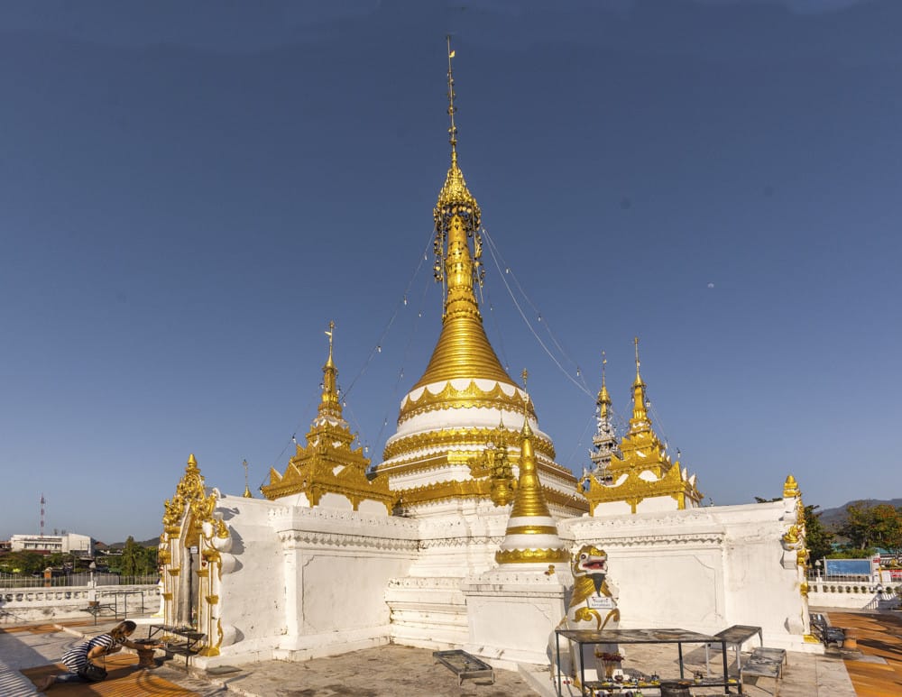 Der gold weisse Chedi von Wat Chon-Klang