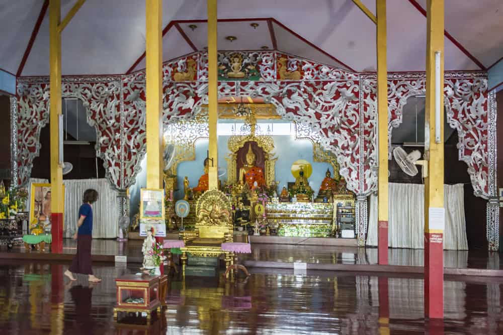 Buddha-Figur und davor der Pfauen-Thron