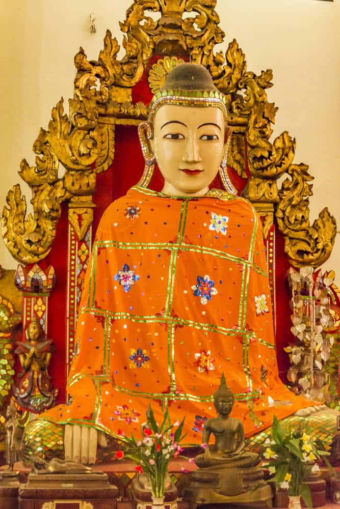 Sehr schön bemalter sitzender Buddha im Wat Phra Non