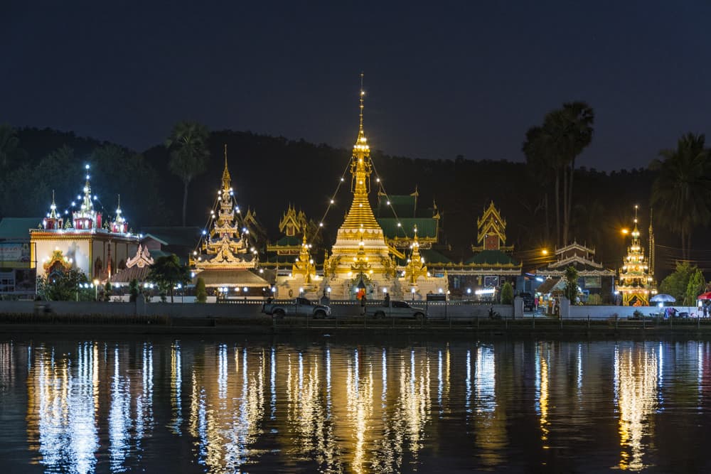 Chong Kham See bei Nacht mit den beiden Tempelanlagen