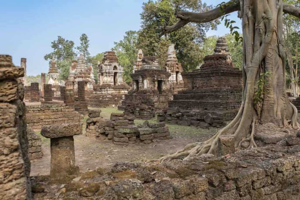 Chedi-Reihe mit den unterschiedlichen historischen Formen