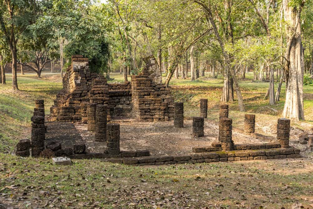 Wat Wi Han Noi das Viharn und dahinter der Steinbogen