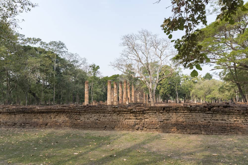 Blick auf den längste Tempel im historischen Park Si Satchanalai Wat Suan Keao Utthayan Yai
