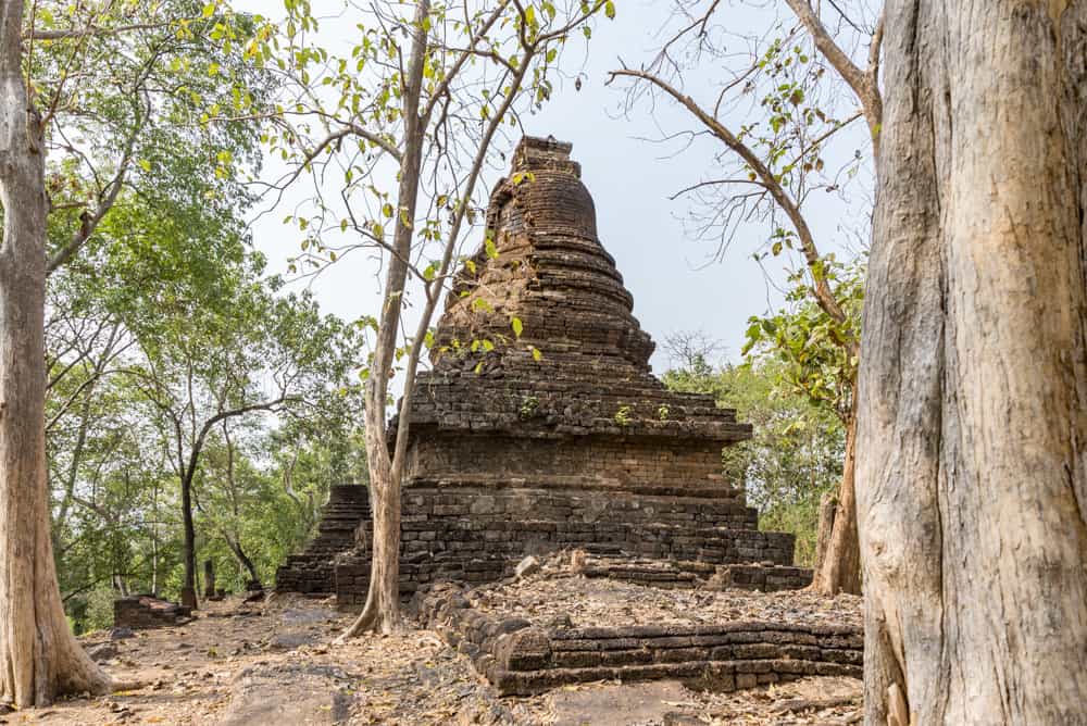 Chedi mit eingestürzter Spitze