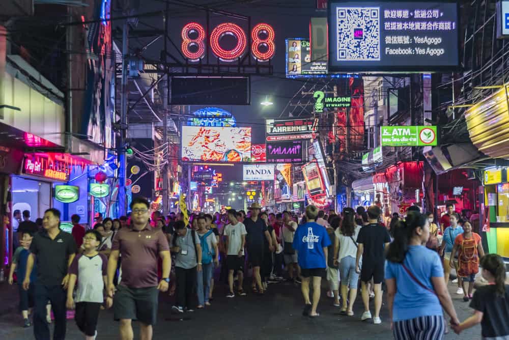 Touristenströme in der Walking Street Pattaya - Tourismus in Thailand