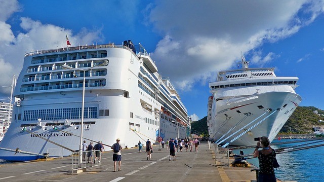 Kreuzfahrtschiffe im Hafen - Tourismus in Thailand