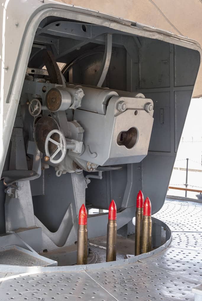 120 mm Kanone der HTMS Mae Klong mit Geschossattrappen