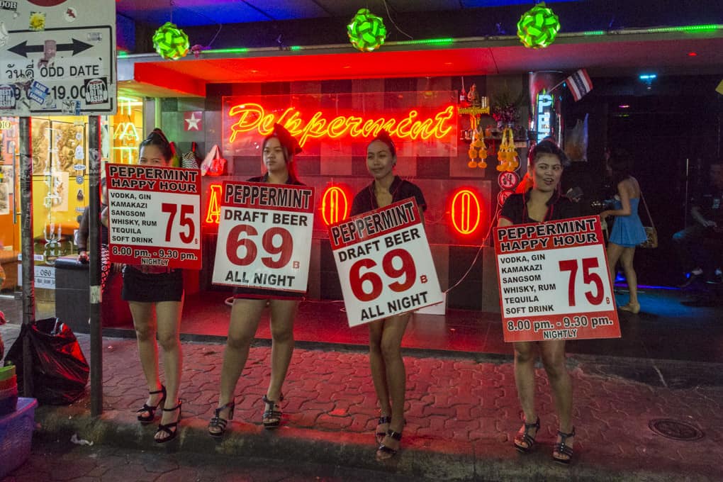 Pattaya Ladys mit Werbung für Bier