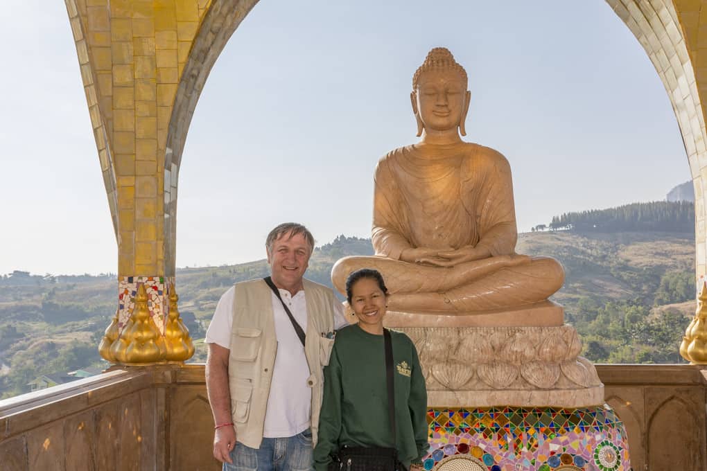 Selfie mit Freundin und Buddha im Wat Pha Sorn Kaew.