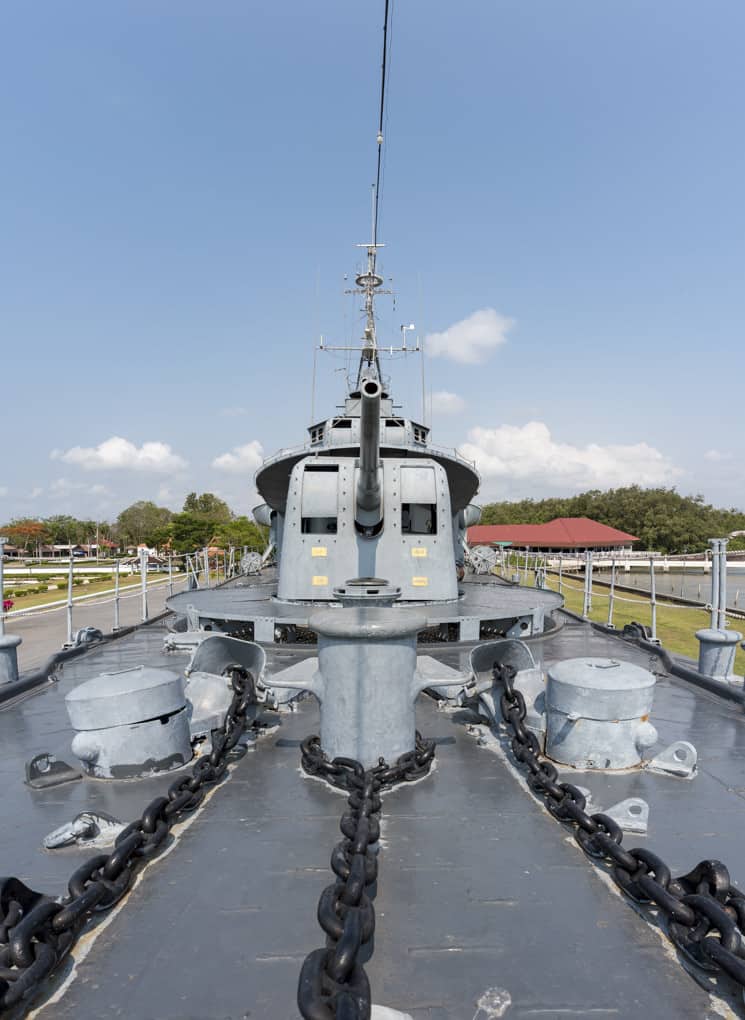 Bugbereich der HTMS Mae Klong mit den beiden Kanonen