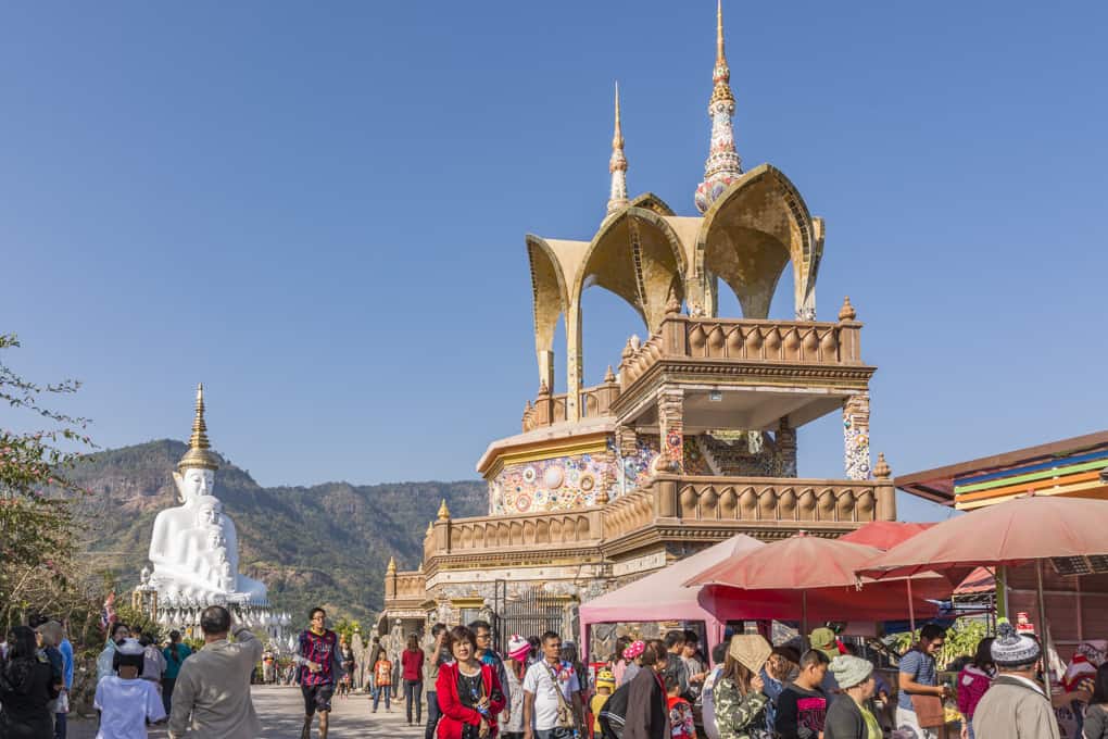 Menschenmenge am Eingang vom Tempel Wat Phra That Pha Son Kaeo