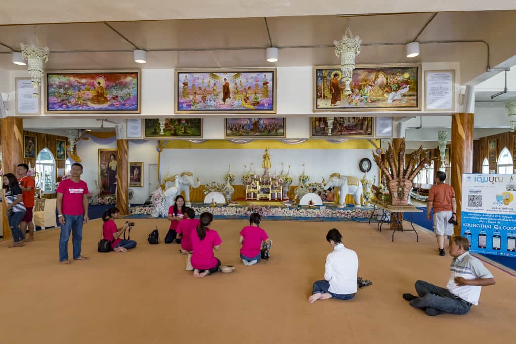 Buddha-Firgur im Untergeschoss zur Anbetung und zur Spendengabe
