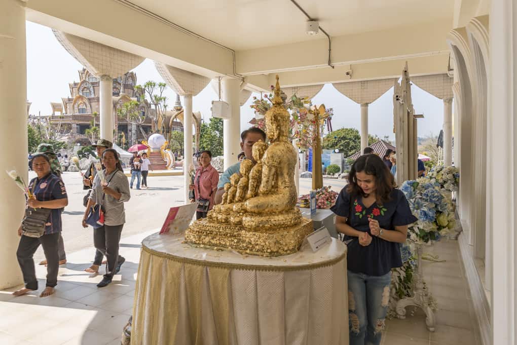 Buddha-Statue unter der Treppe zum ersten Stockwerk. Sie wird von den Gläubigen mit Blattgold verziert