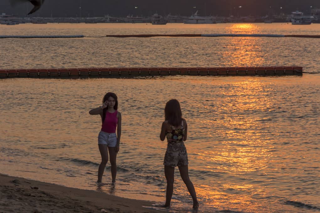 Zwei Frauen am Strand von Pattaya Beach