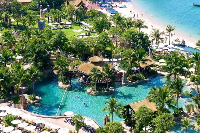 Traum-Hotelanlage mit Pool und blauem Meer gibt es genug in Thailand