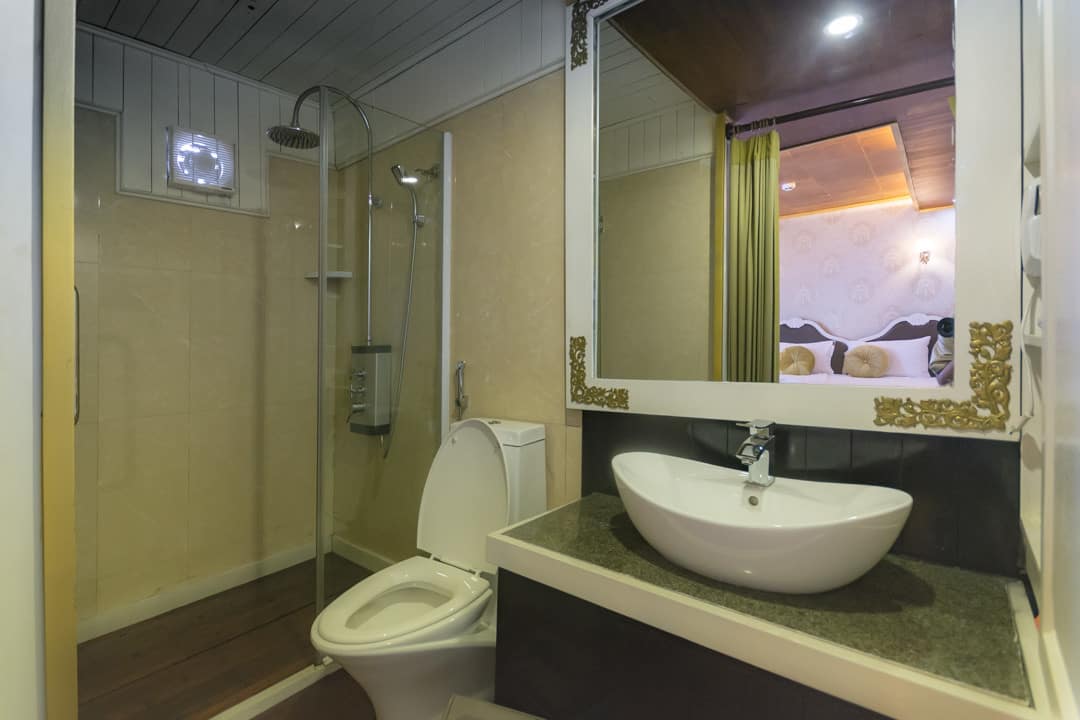 Badezimmer auf unserem Schiff in der Halong Bucht