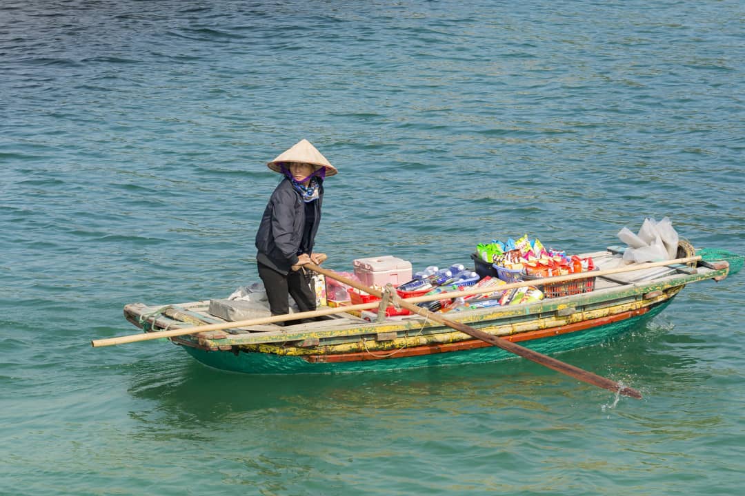 Geschäftstüchtige Vietnamesin beliefert die Touristenboote