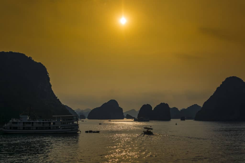 Sonnenuntergang in der Halong Bucht