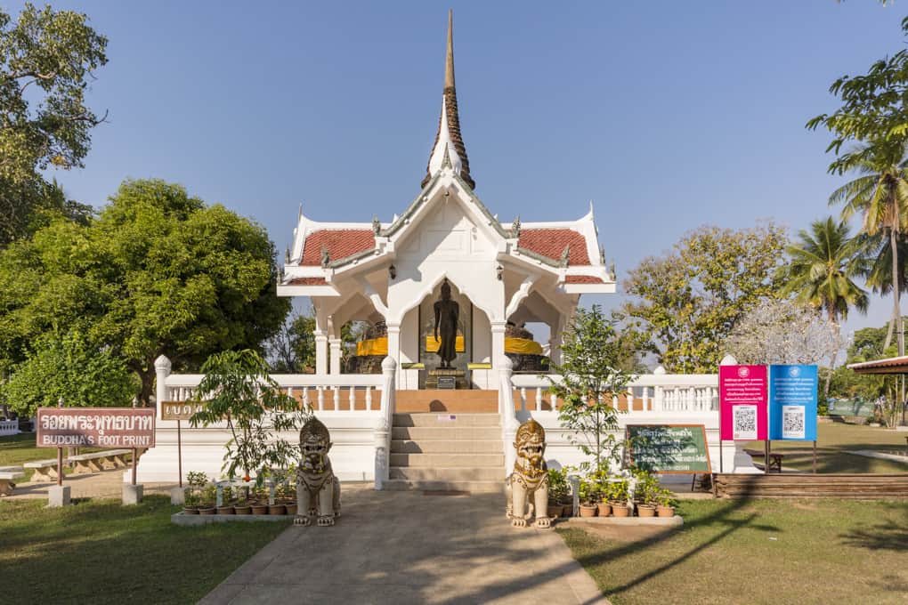 Pavillon mit der Buddha-Statue und davor mit dem Fußabdruck Buddhas im Tempel 