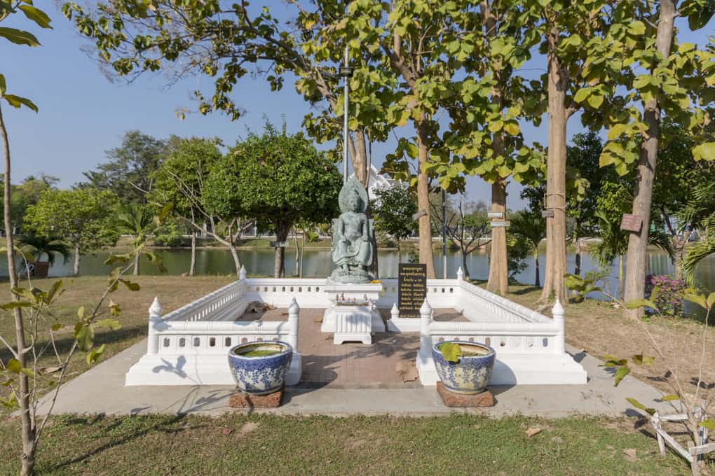 Weitere Buddha-Statue am See im Wat Traphang Thong