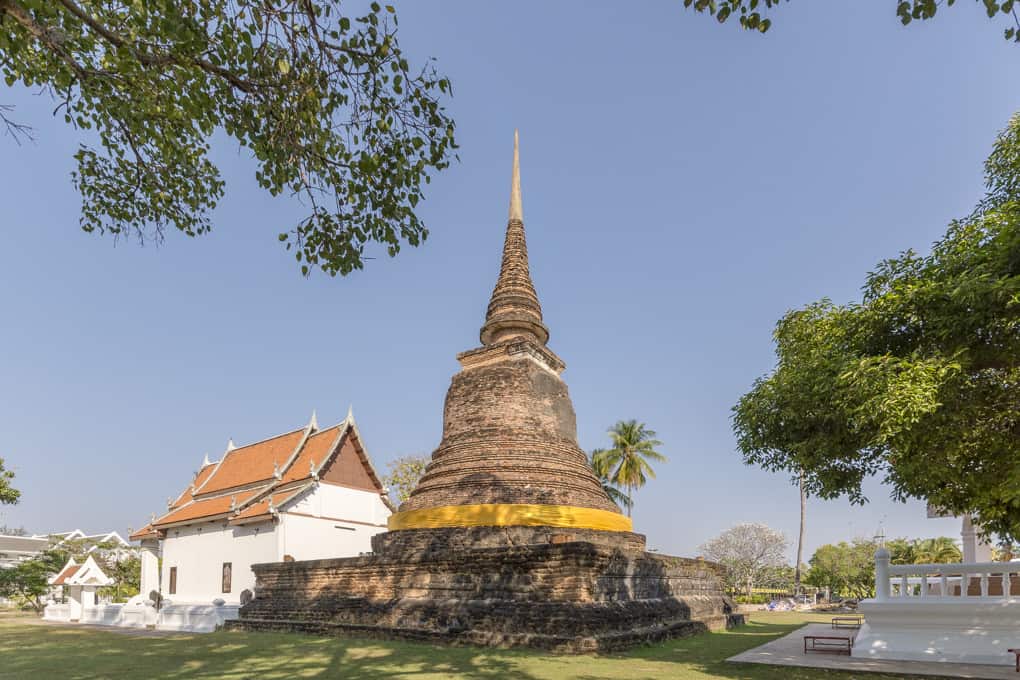 Wat Traphang Thong in Sukhothai mit dem Chedi und links dem bot des Tempels