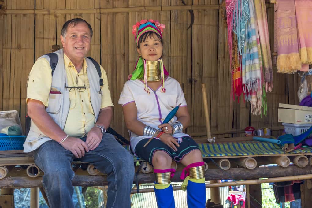 Bergvölker Langhalsfrau mit Reiner in Nordthailand