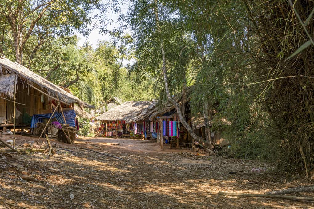Verkaufshütten in einem Dorf der Bergvölker in Thailand