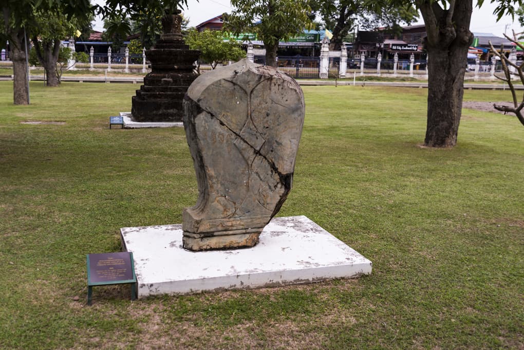 Botstein eines historischen Tempels im Ramkhamhaeng National Museum Sukhothai