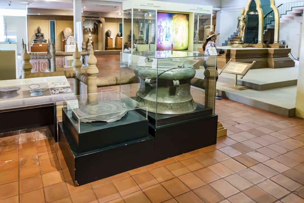 Beeindruckende Ausstellungsstücke aus Bronze im Ramkhamhaeng National Museum Sukhothai