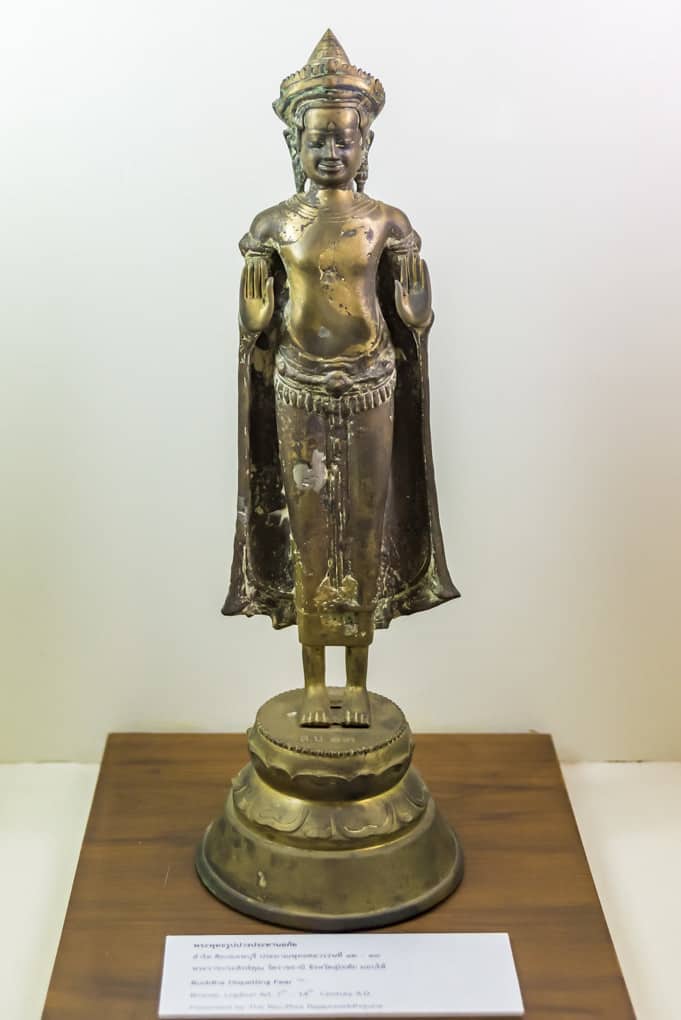 Stehende Buddha-Statue in Bronze