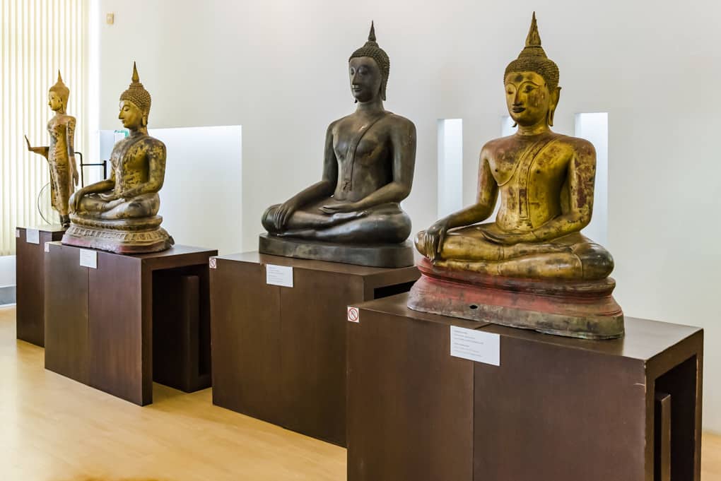 Gruppe mit unterschiedlichen Buddha-Statuen
