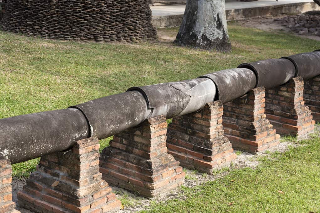Wasserleitung aus Tonröhren im Museum in Sukhothai