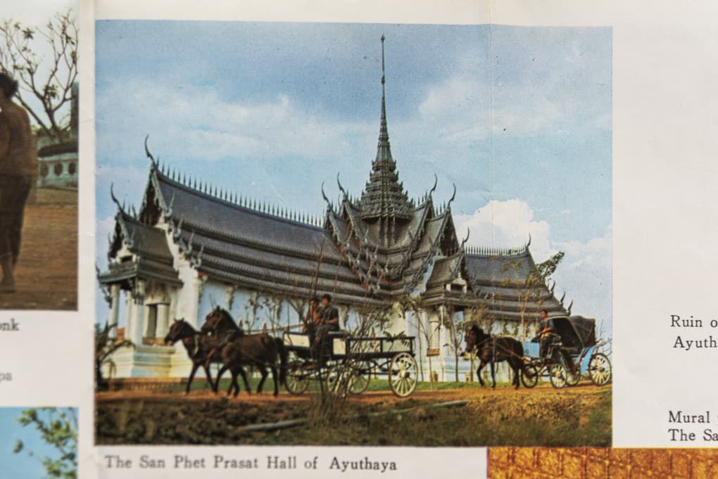 Pferdekutschen vor dem Replika Sanphet Prasat Palasthalle