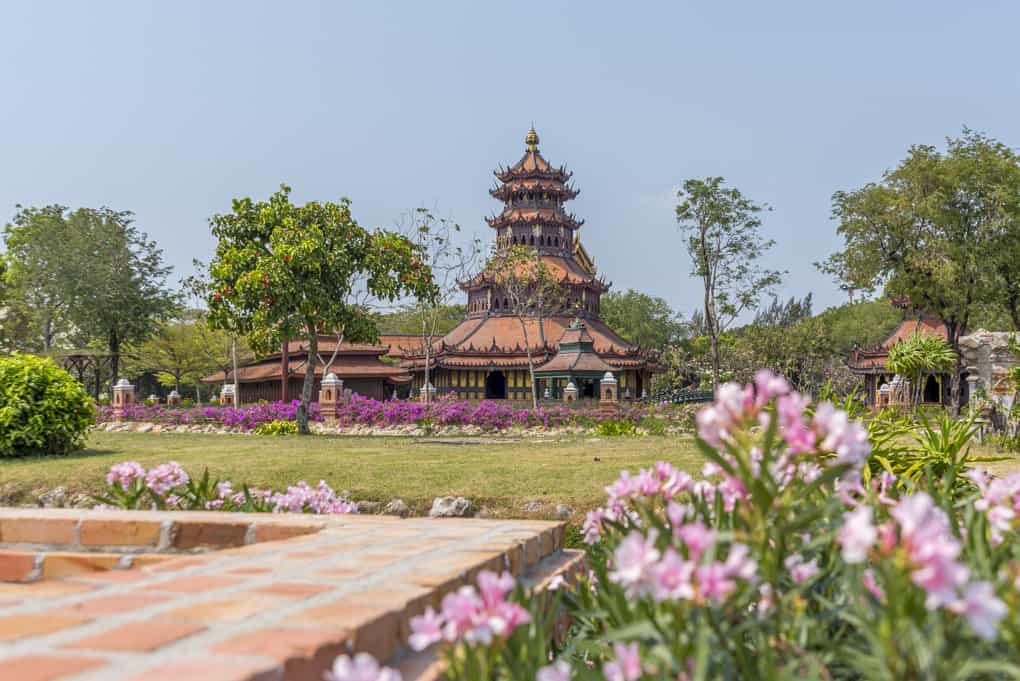 Malerisch liegt der Phra Kaew Pavillon im Gelände des Freilichtmuseums 